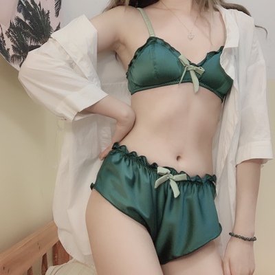 内衣质感很好 墨绿色很复古 肩带露出来也没问题 上身很舒适 没有束缚感 平胸也ok嘻嘻