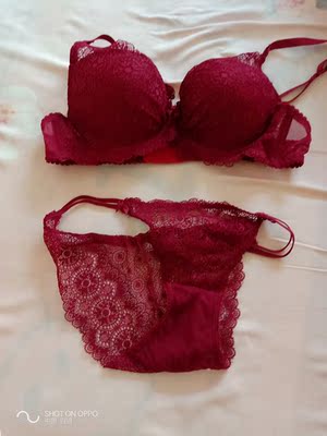 颜色非常正，上身效果相当不错，性感极了面料很舒服