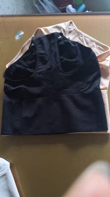 拍了四条，有三条大小一样，最下边的米色的也太大了！根本不能穿！只能扔掉！为啥大小不一样啊！你们是故意把大的夹到里面充数的吗？而且那条大的质量也和其他的不一样！很不好的！