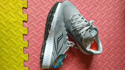 鞋子穿上很舒服，回馈感很好，唯一美中不足是鞋面上一处走线不一致，让我强迫症差点犯了。