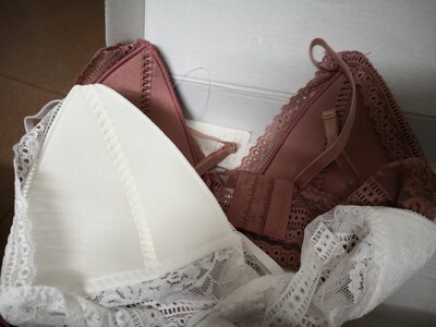 真的是薄，不过很柔软，穿着一点安全感都没有，好像没穿一样😂😂😂我平胸我骄傲！