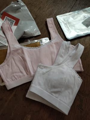 小背心质量很好,女儿很喜欢,店家服务也很细心,值得购买 小背心质量很好,女儿很喜欢,店家服务也很细心,值得购买