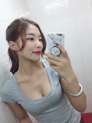 衣衣特别性感。百搭。面料也蛮舒服的。是老顾客啦。平时自己也喜欢这种风格。他金的打底衣款式都好看。多多上新哦。 衣衣特别性感。百搭。面料也蛮舒服的。是老顾客啦。平时自己也喜欢这种风格。他金的打底衣款式都好看。多多上新哦。