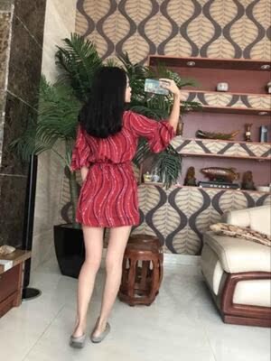 泳衣很好看,穿着很显身材,套上外套就保守啦,三件套的价格很实惠了,满意。自拍几张给大家参考。 泳衣很好看,穿着很显身材,套上外套就保守啦,三件套的价格很实惠了,满意。自拍几张给大家参考。