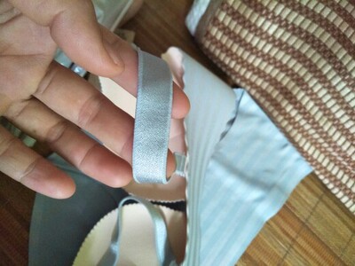 内衣非常紧绷，不怎么好，睡觉内衣带子有点勒人，内裤也是弹力比较大，紧身衣的感觉，前扣太硬了会有印子，不过整体做工挺好的