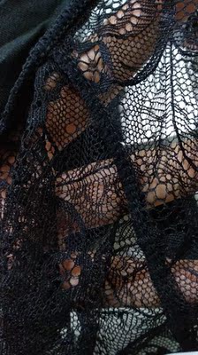 摸起来前面挺舒服的，就是有点厚而且不是冰丝的感觉不凉快。150斤买了最大码，勉强能穿上，就是感觉太过低腰。洗了一次，没有掉色但是蕾丝部分有点磨损，估计穿不长。店主服务态度很好，很耐心为我介绍。