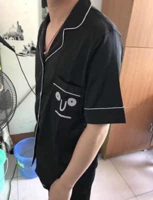 终于收到宝贝拉 超级喜欢 睡衣颜色很正 和男票一起穿很好看 料子舒服很光滑 以后还会光顾这家店 客服服务态度好 推荐的尺码正好合适买来和男朋友一起穿的 嘻嘻 睡衣穿着特别舒服 觉得睡觉都香香啦～睡衣收到了！买了一套情侣的 性价比很高 质量不错 料子也很好 上身很舒服 挺洋气 男朋友很喜欢 店家推荐的尺码也合适！点赞