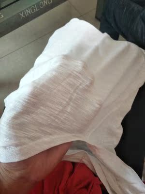 料子挺舒服的，就是有点透