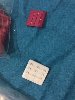 发货很快！这种是无钢圈的，厚版的适合小胸妹子，摸着比较舒适，没什么异味儿，第二件零元，价格划算，过水泡了没褪色，超市里差不多20多一件吧，还可以，满意，