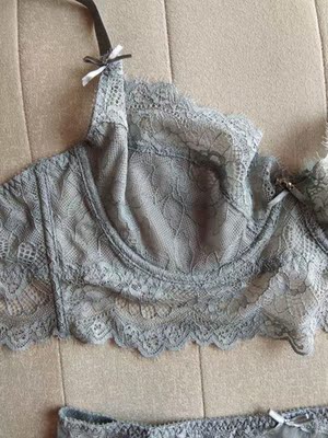 赞 蕾丝很柔软！而且质感也很好！大胸微胖的福音！真的很难买好看好穿的  重点是内裤不是低腰的！生完孩子低腰真的穿不住  这个真的赞！店家态度也好！拍的尺码不一样还细心问清楚是不是买错尺码  幸亏问了下不然就小了！