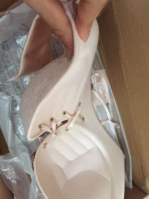 感觉不太好 沟是有了 但是有点压胸 显得胸型不好看 看着小 而且外层的蕾丝不好 试穿了下就勾丝了