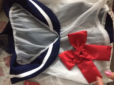 拿到以后蝴蝶结是掉出来的，需要自己缝上去。不知道是不是坏的。