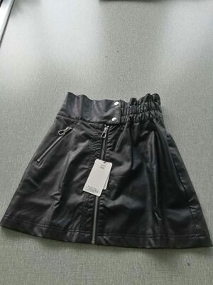 裙子穿着很舒服，百搭还很显瘦，皮质柔软，关键没有异味，物流相当快，总体很满意