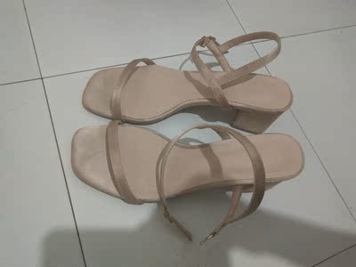 好看，鞋子码数正合适 穿起来舒服，高度适宜 我喜欢，很温柔，显腿长，走路还不是很响