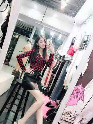 红点点很洋气,V领很好看。她们家衣服面料很舒服。 红点点很洋气,V领很好看。她们家衣服面料很舒服。