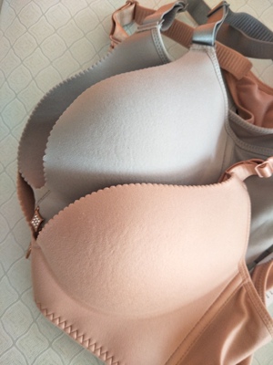 很漂亮的内衣，穿上胸型也很好看，很舒服 这种薄款的 春秋冬穿也舒服的  码数非常合适 在天猫买比较划算 还会继续买的！料子也很不错～肩带虽细，但一点也不勒～穿起来很漂亮～一直喜欢这个牌子，会一直用下去的哟