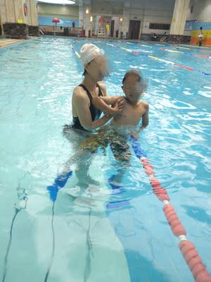 收到泳衣真是大大的惊喜,质量特别好,性价比超高,面料弹性大,质地轻薄,拿在手里能攥成一团,再也不用担心洗完后又湿又重不停淌水还不好干了!卖家送的乳贴也很好,粘性很大又不厚,用在泳衣或日常穿着都可以。我身高168CM,体重52公斤,客服建议XL,我怕勒肩膀买的XXL,很合适,一点也不勒。本人觉得此款泳衣唯一的缺点是开叉太高? 收到泳衣真是大大的惊喜,质量特别好,性价比超高,面料弹性大,质地轻薄,拿在手里能攥成一团,再也不用担心洗完后又湿又重不停淌水还不好干了!卖家送的乳贴也很好,粘性很大又不厚,用在泳衣或日常穿着都可以。我身高168CM,体重52公斤,客服建议XL,我怕勒肩膀买的XXL,很合适,一点也不勒。本人觉得此款泳衣唯一的缺点是开叉太高?