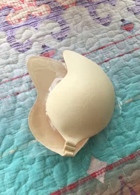 去年结婚买了一次，这种布艺比硅胶的那种要轻，而且粘性不错～可是今年买的这次，粘性一般，没上一次的好，颜色也偏黄，不如上次接近肉色