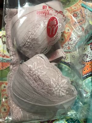 朋友推荐的内衣，双十一趁着搞活动买了几件，收到后很惊喜，做工精细，试穿很舒服！大小合适！