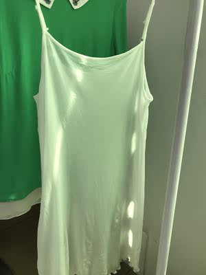 刚收到摸起来滑滑的以为是化纤，剪下吊带预留的一些面料用火烧来是粉末，没有化纤的凝结团，结果证明不是化纤。好评。打底穿应该好。