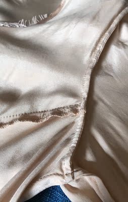 包装很大气，衣服整体还可以，轻薄，号码准，收腰，因为没有弹性个人觉得再大一码也可以。照片拍的是洗完有点皱的，没掉色，感觉没有缩水。