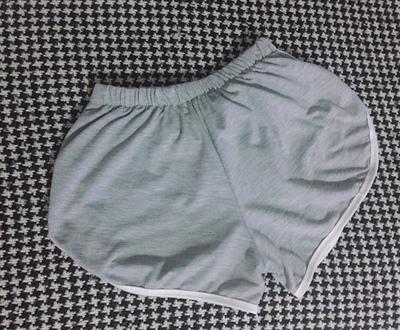 (｡･&omega;･｡)衣服很软穿着很舒服，做工走线规整，没太多线头，感觉我码买小了，腰会勒出浅印子，喜欢宽松的小姐妹拍大一码，比较好！毕竟要是松紧带的设计有点紧～