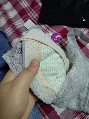 很轻薄，特别舒服，穿着也很聚拢效果透气，棒棒哒，物流要是能快点儿就更好了，总之挺满意的，很喜欢