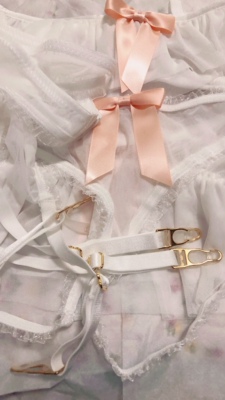 打开看到之后很惊艳，料子摸着也很舒服，粉粉嫩嫩的超可爱，期待效果！