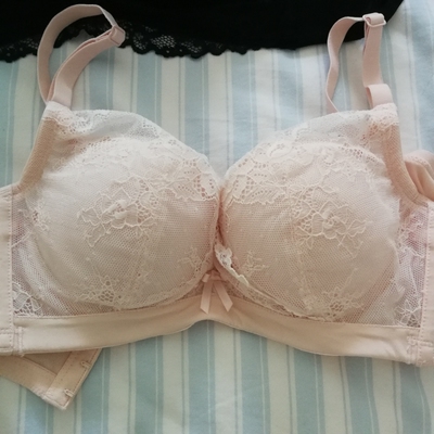 聚拢很好不勒很舒服，内衣这几年只买爱慕和爱美丽的，商场买的多，毕竟可以试，那天去万达试了一件，可能没有70B，导购竟然说从来没有70B ，内衣最小是从75A开始的，都懒得理她，当别人傻的嘛