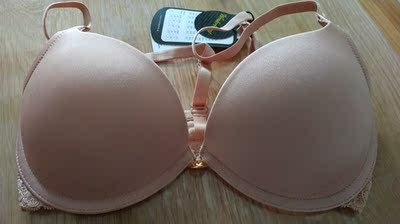 别人推荐的,做活动价格合适买一件试试,罩杯感觉比别的品牌小点,有点压胸,穿上倒是挺舒服,以后会继续关注。 别人推荐的,做活动价格合适买一件试试,罩杯感觉比别的品牌小点,有点压胸,穿上倒是挺舒服,以后会继续关注。