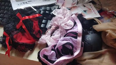 和图片所示一模一样！！粉粉的，少女心爆棚，实在是太可爱了。店家也是很爽快的人。比心比心。物美价廉？？？反正性价比不错。准备给我老公一个小惊喜~哈哈哈哈哈~然后貌似我臀围有点大。。。〒_〒撑坏了一件~既然是自己的问题当然自己认了~哈哈哈哈哈~会回购的。奈斯。