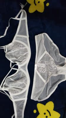 我平时都是穿75E的，看到这个款那么好看试了一下80D没想到也很合身，不错，穿起来也舒适