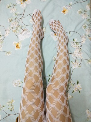 两种颜色都集齐了，超级好看啊，脑海里都想好要配哪些衣服穿了。质量嘛，虽然感觉应该蛮容易勾坏的，黑色可能比白色稍微结实点，但是这料子摸上去很舒服，绝对不会过敏(以我自己比较过敏的皮肤判断)。