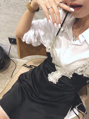 像拆礼物一样拆开她家的宝贝。这件种草了好久才下手，特意买来出街当裙子穿的 手感光滑 特别喜欢胸前的蕾丝 拍了好久的照片 感觉自己一直没有把裙子拍好了 很懊恼呜呜 实物更好看！！