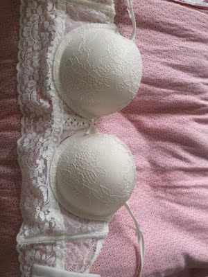 内衣很仙，白色还挺好看的，就是我有点微胖 后背肉稍多 内衣的背部会有点勒