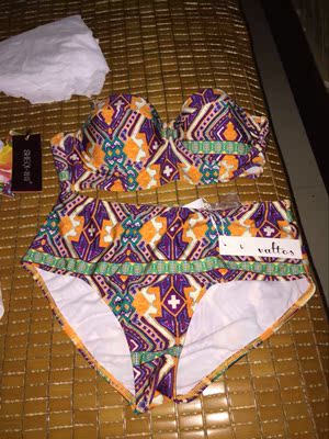 第一次买分体泳衣，好喜欢啊！色彩靓丽，码数刚好！后背的扣子摸索了一阵完全没问题！?赞赞，游水减肥去！