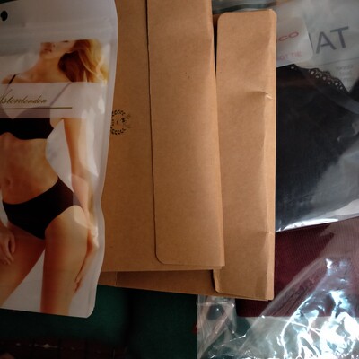 之前在这家买过一件  觉得好好穿  然后这次搞活动就一次入了五件不同款  每款都很好穿  很薄但是都不会凸点 太棒了！这款有一点点线头，可以接受的