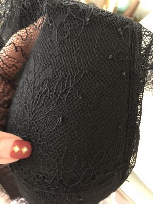 先说衣服本身吧：才穿了两次就起球 蕾丝质量堪忧！ 再来说说服务吧：这件衣服退换了两次。一次是因为穿上以后蕾丝两边一高一低特别明显，一边能遮住，一边根本就遮不住。另一次是因为蕾丝侧面有一个缺口。对于两次的质量问题，客服给的解释是蕾丝本身是不规则的，有线头解决不了。我也知道蕾丝有不规则，但是很明显一边都遮不住，那可不是不规则的问题吧。而且明显有一个缺口，客服跟我说这是出现线头问题，没法解决。最后因为我着急穿，两次都有质量问题，想让他们寄顺丰，结果还说要我自己付运费，他们寄圆通，一件衣服到了要5、6天。更让我无语的是，我申请退货，因为他们没有查到物流信息，问都不问，就直接给我拒绝退货了，也没有事先问问我为什么没有物流信息，拒绝了以后还是我看到拒绝，主动和他们联系的。 所以不管从衣服质量还是客服的服务态度，都让人非常不满意！这次的购物真的非常糟心！