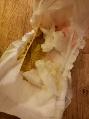 奶粉质地: 比澳洲买回来的奶粉粗 消化: 排便目前正常,但是屎从金黄变成了绿色 有效期: 有效期正常 总结: 不推荐买这个,我问过官方微博说天猫直营是他们的正品供货渠道,但是同样的东西包装有细微区别,我认,不同批次包装不同。奶粉香味也不一样,粗细也不一样,味道喝着差不多,但是溶解度就差很多气泡也多很多。我觉得就是奶粉粗细问题。同样的生产线为什么可以生产出来粗细不一样的奶粉,颜色不同味道不同你都可以说牛吃的不一样,那么粗细不可能不一样。我怀疑就是真假参着卖。 奶粉质地: 比澳洲买回来的奶粉粗 消化: 排便目前正常,但是屎从金黄变成了绿色 有效期: 有效期正常 总结: 不推荐买这个,我问过官方微博说天猫直营是他们的正品供货渠道,但是同样的东西包装有细微区别,我认,不同批次包装不同。奶粉香味也不一样,粗细也不一样,味道喝着差不多,但是溶解度就差很多气泡也多很多。我觉得就是奶粉粗细问题。同样的生产线为什么可以生产出来粗细不一样的奶粉,颜色不同味道不同你都可以说牛吃的不一样,那么粗细不可能不一样。我怀疑就是真假参着卖。