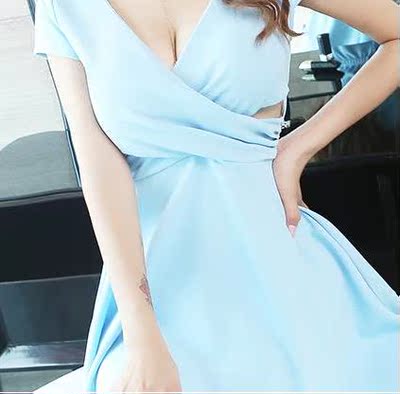 漂亮，小性感中带点可爱，颜色很正，显肤白，下单很适合穿，很清爽，发货也很快，服务也很好，满意的，会推荐朋友来购买。