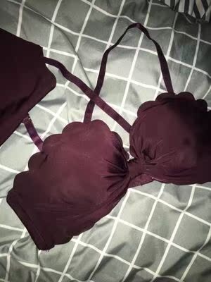 超级喜欢 滑滑的 后背可正常也可交叉 可以清纯又可以性感 ！！