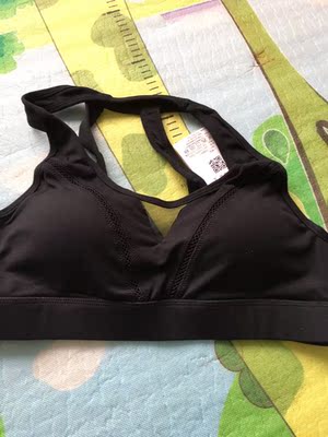 内衣质量很好，胸垫是不可拆卸的，可能尺码我穿有点松，不会勒，没有紧绷感。但是防震一般般，洗了不掉色。