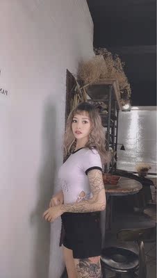 今年特别流行这种款式，两边镂空绑带不会太露又带点小性感，连体衣下方是按钮，比起那种全连体去个卫生间方便很多，紫的颜色也不会让人肤色黑，最主要的是显胸特显胸，小胸妹子一定要选这款