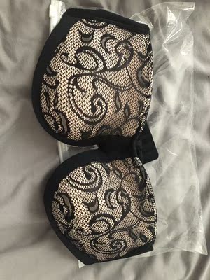 买了两家的 款式一样 但穿上的感觉和手感相差真的很大 贵一点果然没错 真的不会掉 码数比较正 还有防滑胶 以后认准了 希望下次可以优惠一些