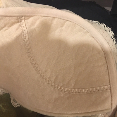 蕾丝太多太多了，真丝太少太少，大小合适不过。老板服务态度很好！赞一个，给五分好评！比较满意的一次购物！