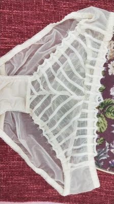 其实我开始觉得这个内衣不值这个价格  抱着试一试的心态买的  今天到货就拆开了  手感是出乎意料的好  滑滑的  就是有些线头没处理好  但是其他细节还是不错的  挺满意的所以五星妥妥的