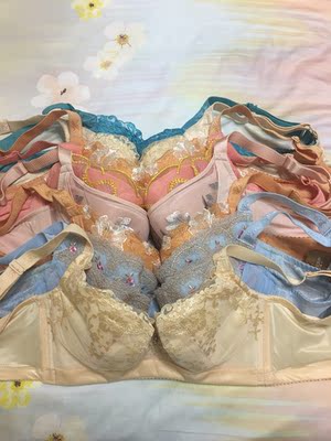 应该是14年以前的款，现又重新做一批。内衬是比以前的稍硬稍厚实些。以前买的姐妹款的杏色和蓝色。这件比那件姐妹款的下胸围短好几厘米。我穿要用加长扣。一直在实体店购买。在这家最近买了三件，有二件下胸围都短了。十几年前一直穿茜施尔到现在，家里至少有10件以上。虽然也有别的牌子的，但还是觉得茜施尔穿着最舒服。夏天浅色系衣服较多，希望出一款杏色的和我买的罩杯一样的肩带两用款，还会再来买。谢谢！