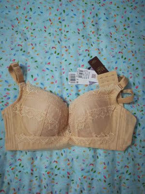 打开包装之后非常感叹卖家对文胸持有如此认真的态度对待自己的产品，虽然价格有点贵，但是不管从做工还是面料都及其认真，还考虑到了清洗的问题，是一款很会&ldquo;思考&rdquo;的文胸，一眼相中。