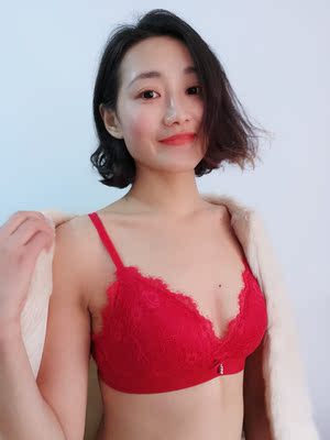 今年本命年买的这套内衣,想说真的很棒哦,别看是薄款无钢圈但是还挺聚拢的,穿着很有型呢,就喜欢穿这种舒服的,很赞哦 今年本命年买的这套内衣,想说真的很棒哦,别看是薄款无钢圈但是还挺聚拢的,穿着很有型呢,就喜欢穿这种舒服的,很赞哦