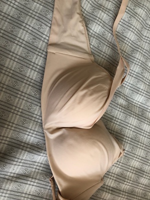 文胸质量很好，符合卖家描述，物流速度很快，客服态度很好，之前发生过几次调货，客服都非常热情的帮忙处理了。是尚品家的老顾客了。买过很多款啦。建议活动的时候买比较划算，这款是美背的，整体小一个尺码。要买的亲们记得拍大一个码